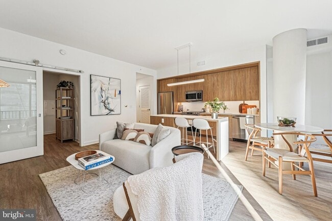 Building Photo - 4909 Auburn Ave Unit 1101