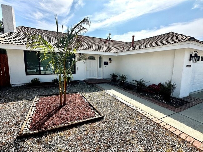 Photo - 18562 Stare St