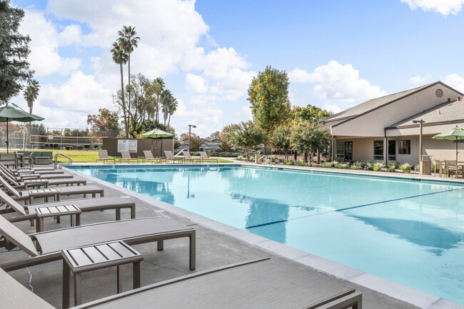 Building Photo - Venetian Bridges