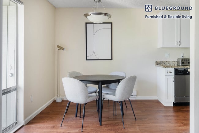 Photo - 877 Heatherstone Way Unit SI FL2-ID443