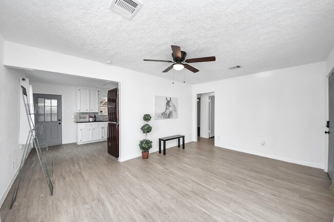 Photo - 2210 Detering St