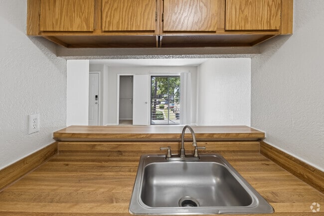 1BR, 1BA - 638SF - Kitchen - The Hunt