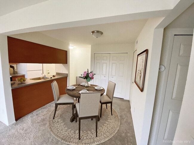 Iris View Dining Room - Stone Ridge Apartments