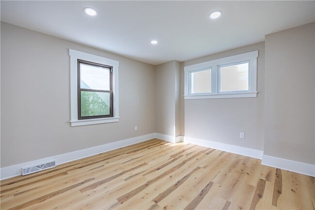 Photo - 232 St Clair St