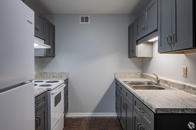 2BR, 1BA - 734SF - Kitchen - Pine Forest Apartments
