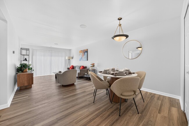 Building Photo - Lakeside Village Apartments