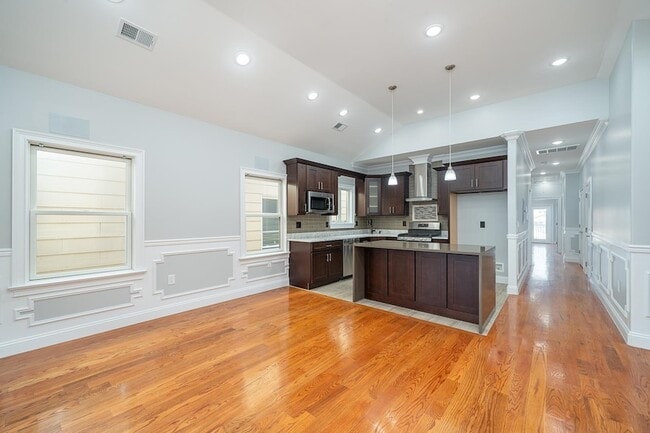 Photo - 72 Charles St