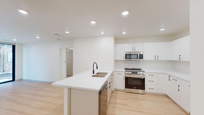 Kitchen - Briarwood Reserve Apartments