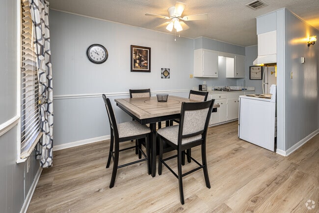 1BR, 1BA - 750SF - Dining Room - Green Acres Apartments
