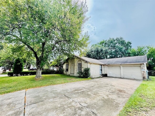 Building Photo - 2523 Woodbough Dr