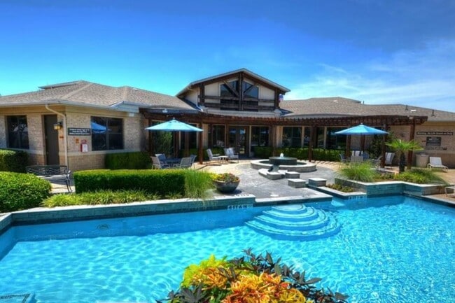 Pool - Lakeside 121 Apartments