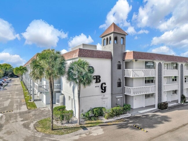 Building Photo - 400 SE 10th St Unit 303