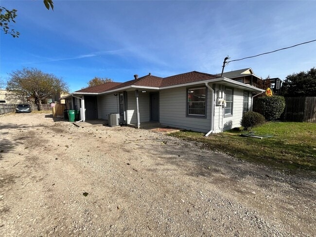 Building Photo - 2526 Louise St Unit A