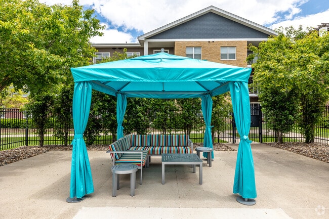 Pool - Sierra Pointe Apartments