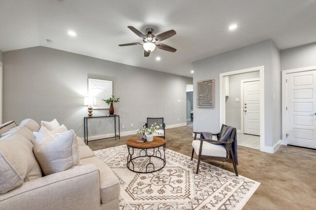 Photo - 2205 N Hickory St