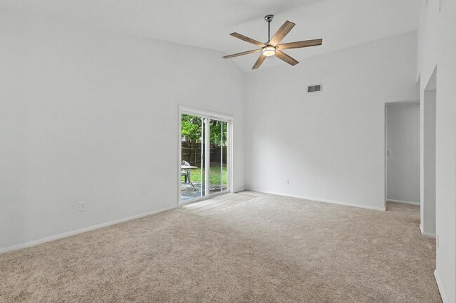 Photo - 104 Tweed Ct