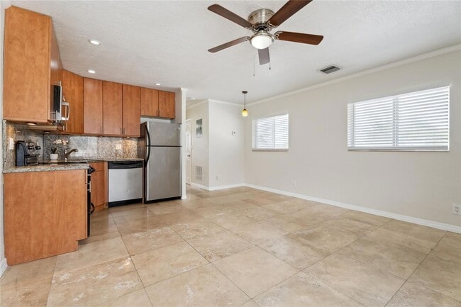 Building Photo - 1848 NE 46th St Unit G5G