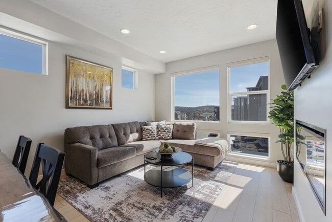 Building Photo - 6831 Silver Creek Dr Unit ID1249880P