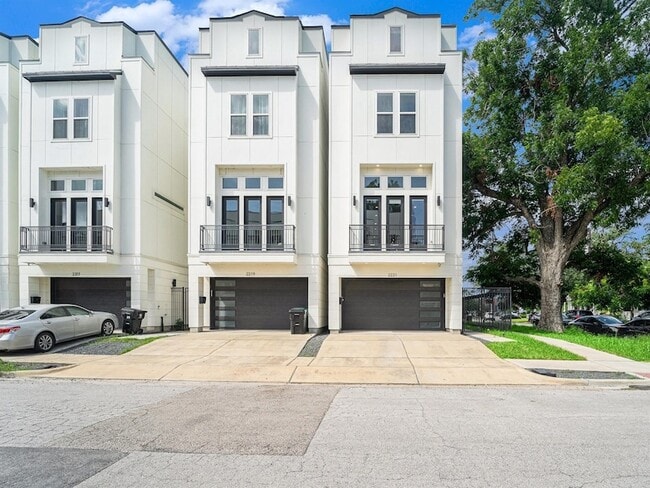 Photo - 2221 Francis St