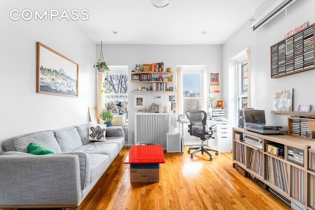 Photo - 258 Halsey St