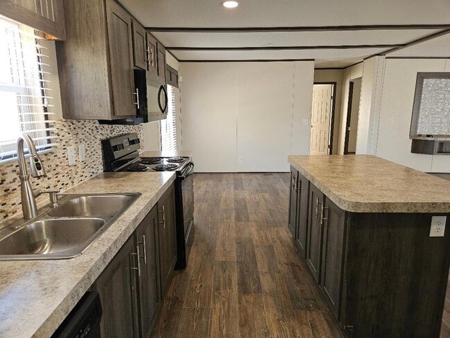 Photo - 482 McDonald Ln W