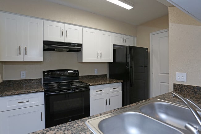 2 Br, Kitchen - Keystone Townhomes