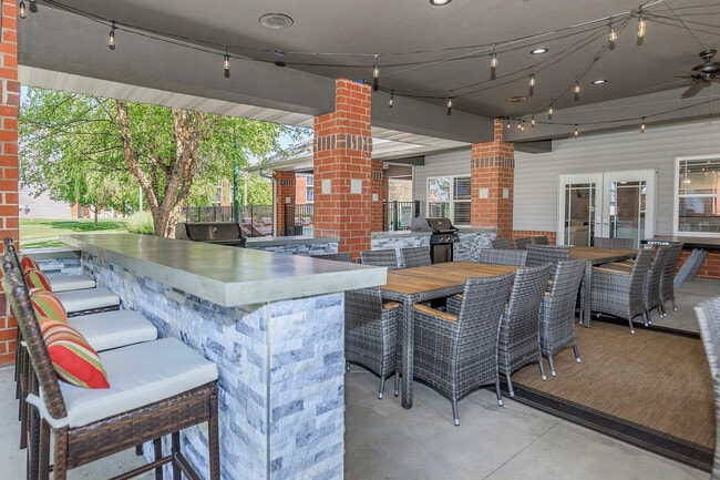 LAR outdoor grilling - Longacre Apartment Resort