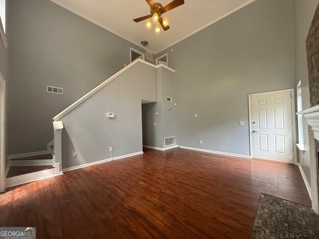 Photo - 1024 Wiltshire Way NW