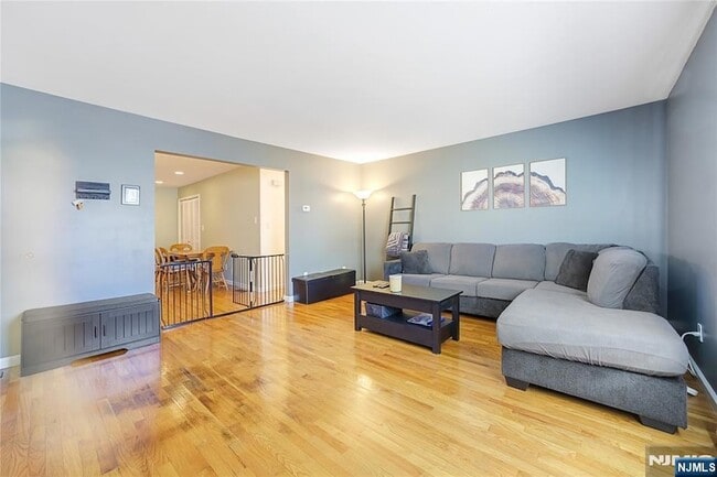 Photo - 260 Garibaldi Ave