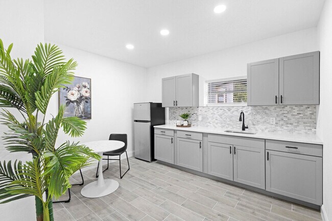 Photo - 1882 Lake St Unit ID1094219P