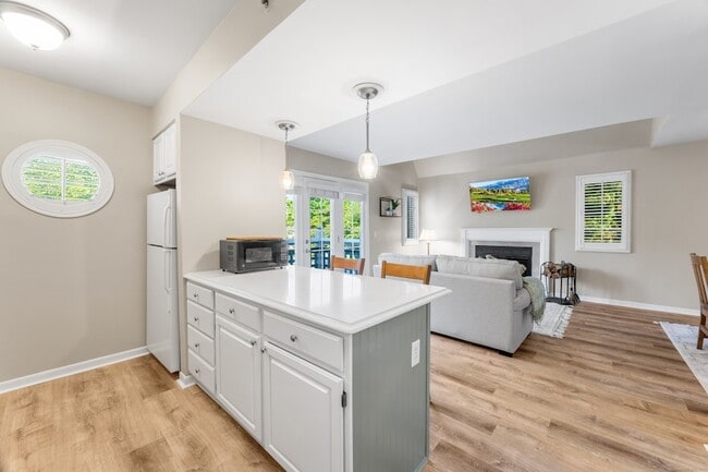Photo - 2124 Old Pond Ln