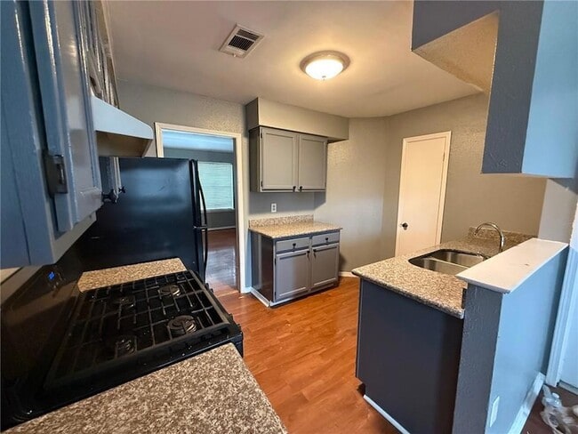 Photo - 2001 Van Arpel Dr