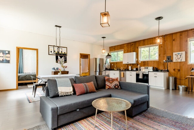 Building Photo - 4403 W Alpine St Unit ID1324062P