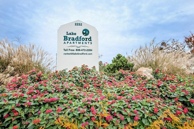 Beautiful Landscaping - Lake Bradford Apartments