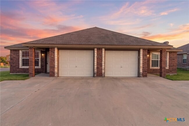 Building Photo - 2915 Sunflower Trail Unit B
