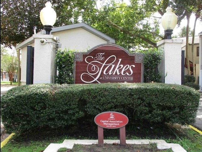 Building Photo - 1315 Airport Dr Unit B2