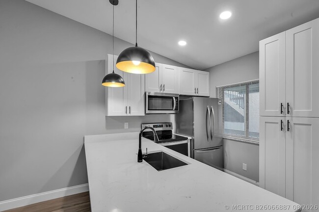 Building Photo - 800 NW Fork Rd Unit 10-8
