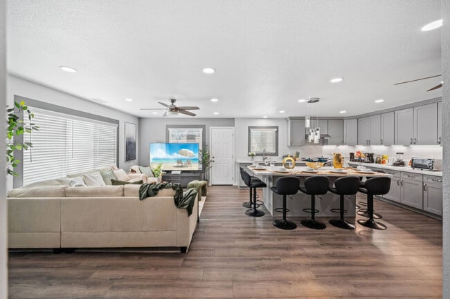 Building Photo - 10983 Parkdale Ave Unit ID1283139P