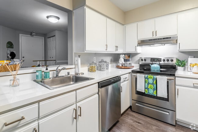 2 BR, 1 BA - 903 SF - Woodside