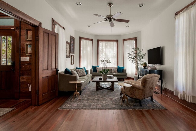 Building Photo - 1116 W 10th St Unit ID1292407P