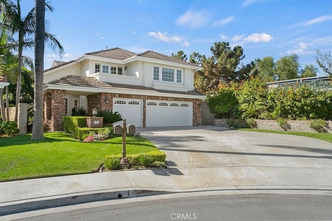 Photo - 1 White Sail