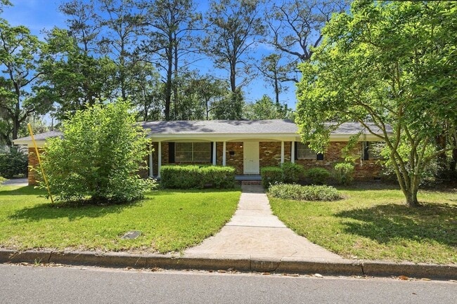 Building Photo - 704 Hillcrest St