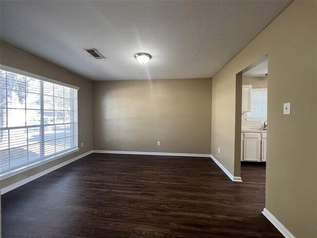 Photo - 28811 Stapleford St