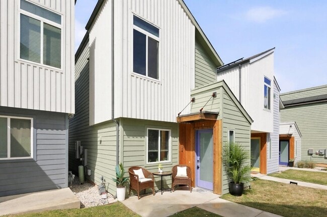 Building Photo - 814 N Bluff Dr