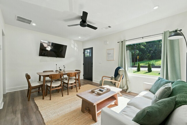 Photo - 582 Hamilton E Holmes Dr NW Unit SI ID1609613P