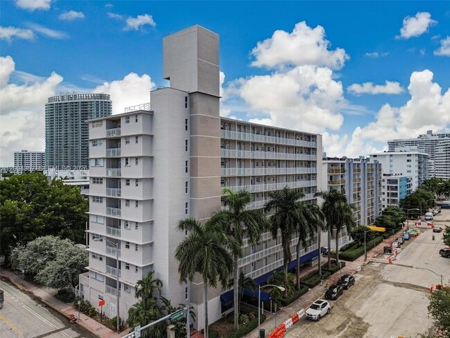 Building Photo - 1300 Lincoln Rd Unit B402