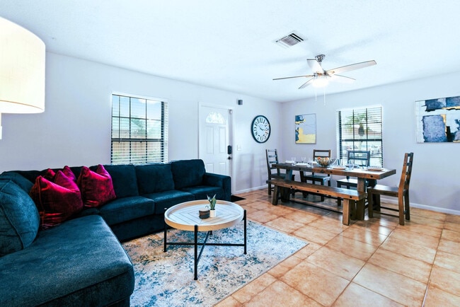 Building Photo - 9130 E Highland Pines Blvd Unit ID1326852P