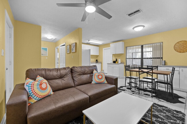 Building Photo - 737 SE 4th Ave Unit ID1359109P