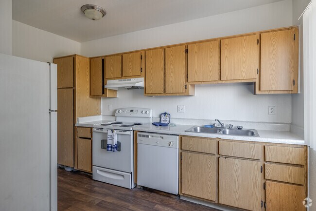 1BR, 1BA - 551SF - Kitchen - Tamarak Gardens Apartments