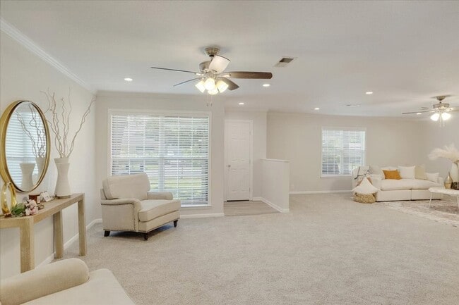 Photo - 470 W Marshall Dr
